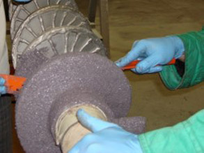 将贝尔佐纳 (Belzona) 1812(陶瓷碳化物 FP)敷涂在螺线外表面两侧 将贝尔佐纳 (Belzona) 1812(陶瓷碳化物 FP)敷涂在螺线外表面两侧